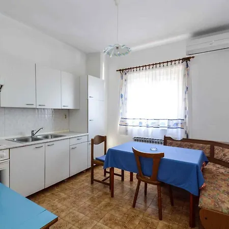 In Pula With Two-bedrooms 7 Apartment *
