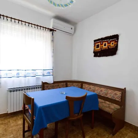 In Pula With Two-bedrooms 7 Apartment *