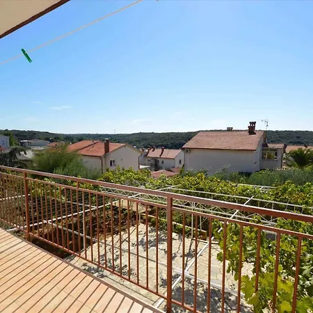 In Pula With Two-bedrooms 7 * Pjescana Uvala