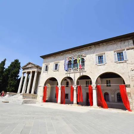 In Pula With Two-bedrooms 7 * Pjescana Uvala