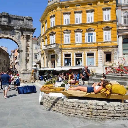 In Pula With Two-bedrooms 7 Apartment *